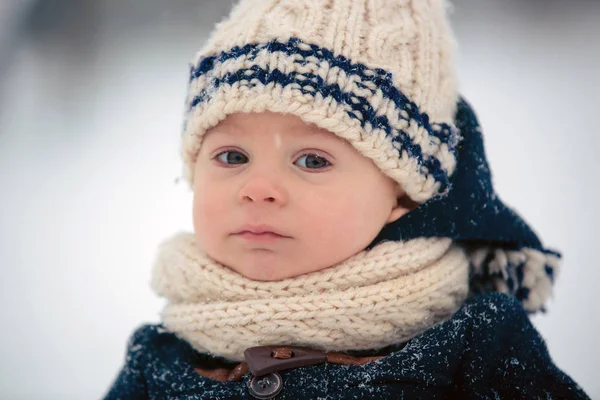 Дитина Грає Тедді Сніг Зимовий Час Маленький Малюк Синьому Пальто — стокове фото