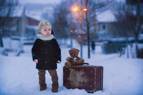 Baba Játszik Teddy Hóban Télen Egy Kisgyerek Kék Kabátban Bőrönddel — Stock Fotó