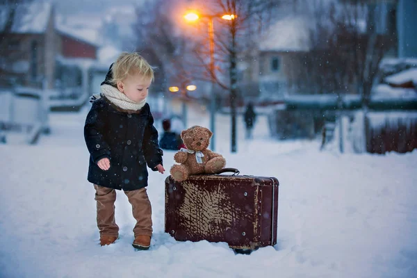 Bebê Brincando Com Ursinho Neve Tempo Inverno Menino Pequeno Casaco — Fotografia de Stock