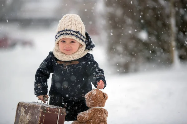 Bebé Jugando Con Peluche Nieve Invierno Pequeño Niño Abrigo Azul —  Fotos de Stock