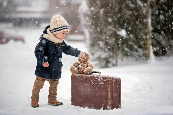Baba Játszik Teddy Hóban Télen Egy Kisgyerek Kék Kabátban Bőrönddel — Stock Fotó