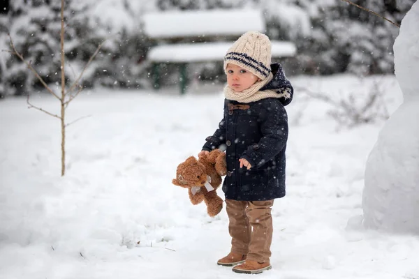 Ребенок Играет Тедди Снегу Зимнее Время Малыш Синем Пальто Чемоданом — стоковое фото