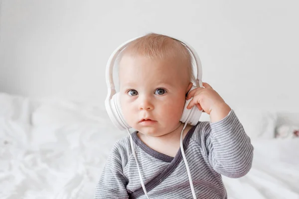 Lindo Niño Pequeño Niño Escuchando Música Con Auriculares Cama —  Fotos de Stock