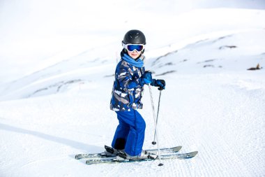 Mutlu insanlar, çocuklar ve yetişkinler, güneşli bir günde Tyrol dağlarda Kayak. Çocuklar eğleniyor kayak yaparken