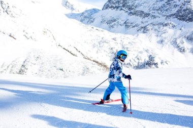 Mutlu insanlar, çocuklar ve yetişkinler, güneşli bir günde Tyrol dağlarda Kayak. Çocuklar eğleniyor kayak yaparken