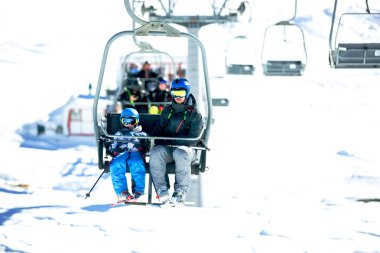 Mutlu insanlar, çocuklar ve yetişkinler, güneşli bir günde Tyrol dağlarda Kayak. Çocuklar eğleniyor kayak yaparken