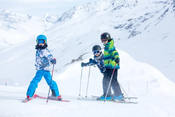 Des Gens Heureux Enfants Adultes Skient Par Une Journée Ensoleillée — Photo