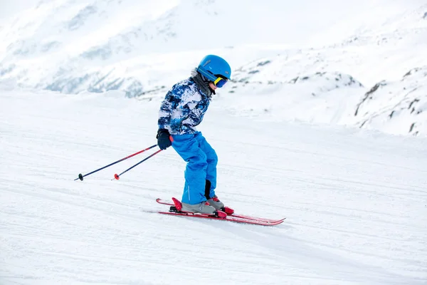 Des Gens Heureux Enfants Adultes Skient Par Une Journée Ensoleillée — Photo