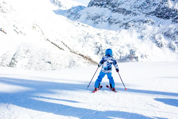 Mutlu Insanlar Çocuklar Yetişkinler Güneşli Bir Günde Tyrol Dağlarda Kayak — Stok fotoğraf