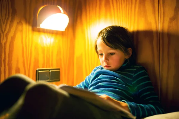 Netter Kleiner Vorschuljunge Mit Lustigem Gesichtsausdruck Der Genießt Ein Buch — Stockfoto