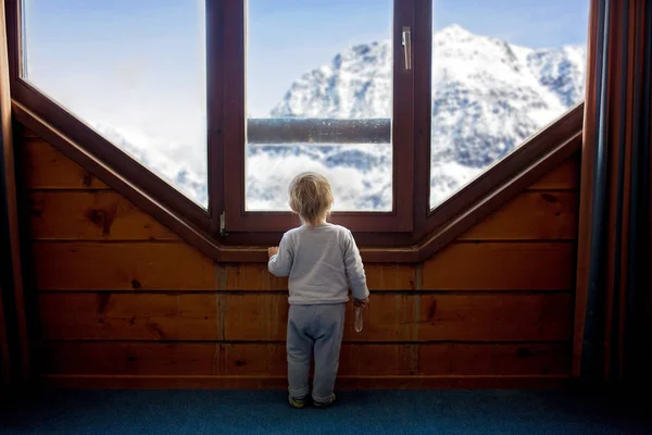 Toddler Dziecko Stojąc Przed Duże Francuskie Drzwi Opierając Się Ogląda — Zdjęcie stockowe
