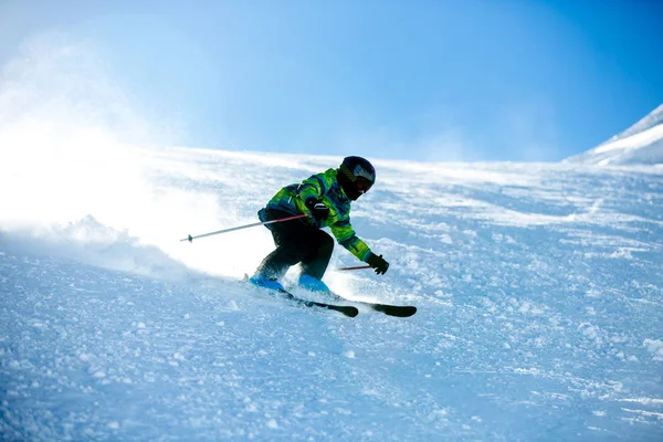 Des Gens Heureux Enfants Adultes Skient Par Une Journée Ensoleillée — Photo