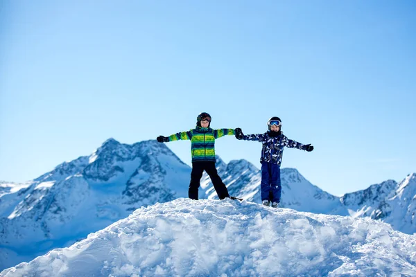 Mutlu Insanlar Çocuklar Yetişkinler Güneşli Bir Günde Tyrol Dağlarda Kayak — Stok fotoğraf