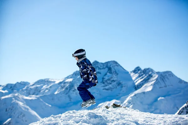 Personas Felices Niños Adultos Esquiando Día Soleado Las Montañas Del —  Fotos de Stock