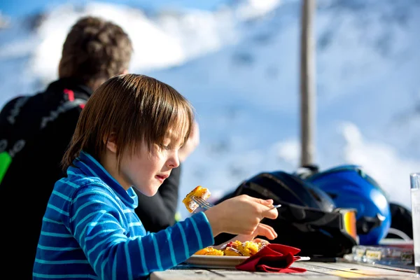 幸せな人々 子供と大人 晴れた日にチロル山脈のスキーします 子供たちが楽しみながらスキー — ストック写真