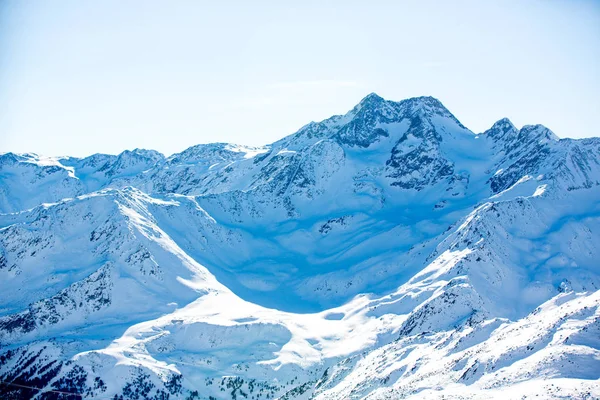 Mutlu Insanlar Çocuklar Yetişkinler Güneşli Bir Günde Tyrol Dağlarda Kayak — Stok fotoğraf