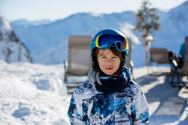 Щасливих Людей Дорослих Дітей Катання Лижах Сонячний День Горах Тіроля — стокове фото