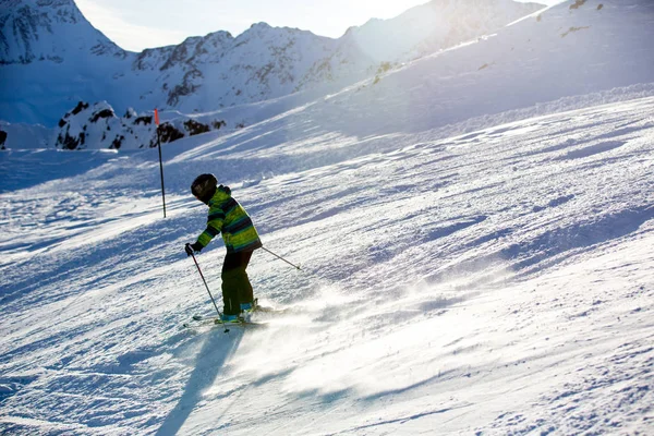 Счастливые Люди Дети Взрослые Катаются Лыжах Солнечный День Горах Тироля — стоковое фото
