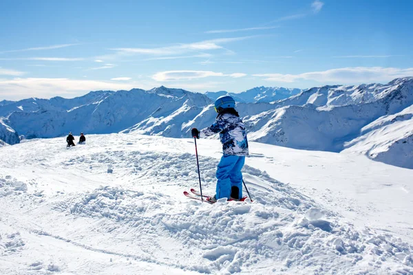 Mutlu Insanlar Çocuklar Yetişkinler Güneşli Bir Günde Tyrol Dağlarda Kayak — Stok fotoğraf