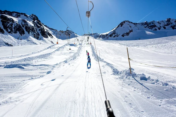 Des Gens Heureux Enfants Adultes Skient Par Une Journée Ensoleillée — Photo