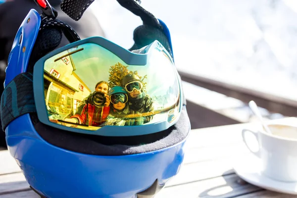 Reflecties Van Vrouw Kinderen Prachtige Bergen Een Ski Goggles Glas — Stockfoto