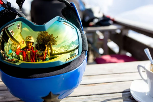 Reflecties Van Vrouw Kinderen Prachtige Bergen Een Ski Goggles Glas — Stockfoto