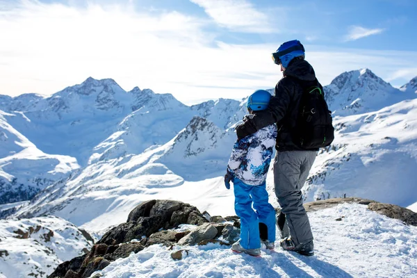 Gelukkige Mensen Kinderen Volwassenen Skiën Een Zonnige Dag Tyrol Bergen — Stockfoto