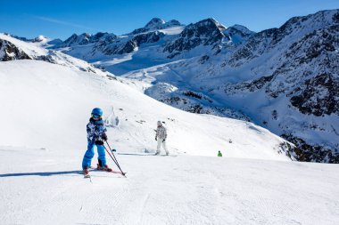 Mutlu insanlar, çocuklar ve yetişkinler, güneşli bir günde Tyrol dağlarda Kayak. Çocuklar eğleniyor kayak yaparken