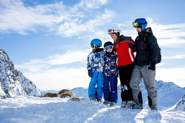 Persone Felici Bambini Adulti Sciare Una Giornata Sole Montagna Tirolo — Foto Stock