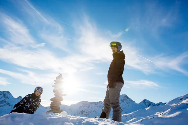 Pessoas Felizes Crianças Adultos Esquiando Dia Ensolarado Nas Montanhas Tirol — Fotografia de Stock