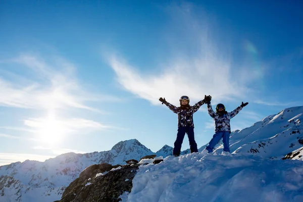 Pessoas Felizes Crianças Adultos Esquiando Dia Ensolarado Nas Montanhas Tirol — Fotografia de Stock