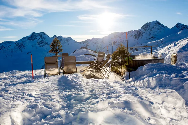 Pessoas Felizes Crianças Adultos Esquiando Dia Ensolarado Nas Montanhas Tirol — Fotografia de Stock