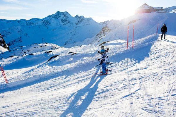 Des Gens Heureux Enfants Adultes Skient Par Une Journée Ensoleillée — Photo