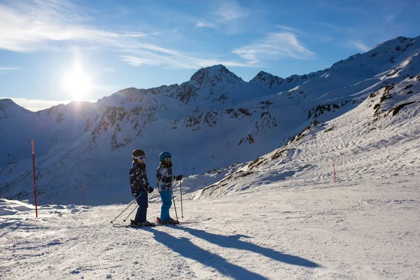 Des Gens Heureux Enfants Adultes Skient Par Une Journée Ensoleillée — Photo