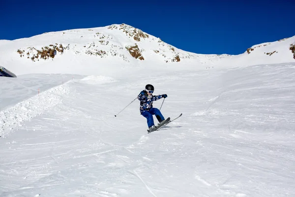 Personas Felices Niños Adultos Esquiando Día Soleado Las Montañas Del —  Fotos de Stock