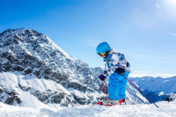 Des Gens Heureux Enfants Adultes Skient Par Une Journée Ensoleillée — Photo