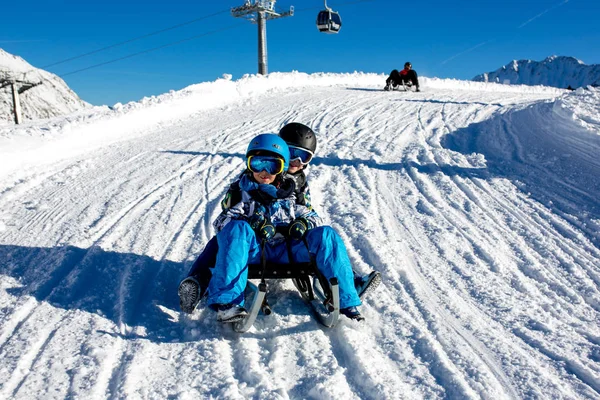 Gelukkige Mensen Kinderen Volwassenen Glijden Een Zonnige Dag Tyrol Bergen — Stockfoto