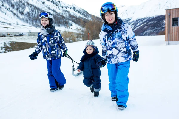 Gelukkige Mensen Kinderen Volwassenen Glijden Een Zonnige Dag Tyrol Bergen — Stockfoto