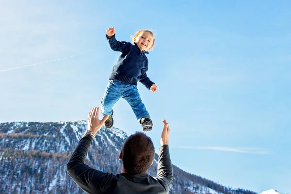 Маленький Хлопчик Літає Небі Тато Кидає Його Високо Повітря Сім — стокове фото
