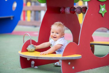 Bebek Çocuk, farklı ile oynarken playgdorund yaz gezintisi