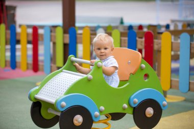 Bebek Çocuk, farklı ile oynarken playgdorund yaz gezintisi