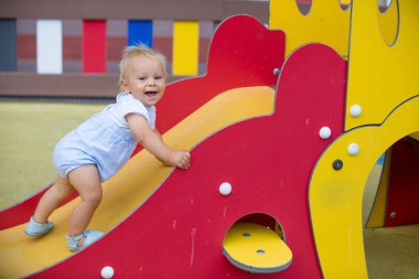Bebek Çocuk, farklı ile oynarken playgdorund yaz gezintisi