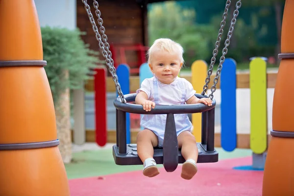 Imádnivaló Baba Fiú Játszik Különböző Túrák Playgdorund Nyáron — Stock Fotó