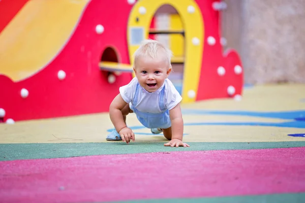 Toddler Chłopiec Grając Różnymi Przejażdżki Lato Playgdorund — Zdjęcie stockowe