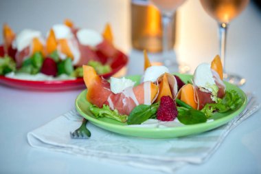 Şarap kavun, mozzarella ve jambon ve meyve salatası