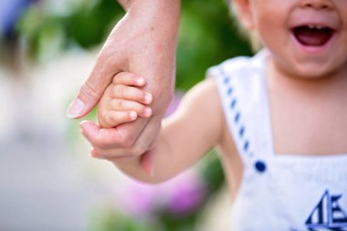 Denizci giysili küçük şık bebek çocuk, büyükannesi tutan el park, yaz