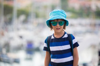 Sevimli çocuk, okul öncesi çocuk, Bununla birlikte güneş gözlüklü bir Harbor, sokakta moda çocuk poz