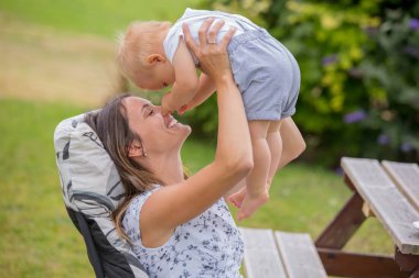 Genç anne arka, öğleden sonra gözaltında onun bebek çocuk, emzirme, sakin ol, zen, paece
