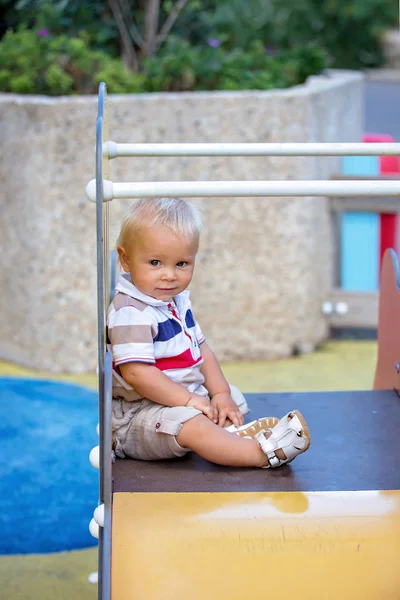 Lilla Pojke Spelar Lekplats Solnedgången Summertime — Stockfoto