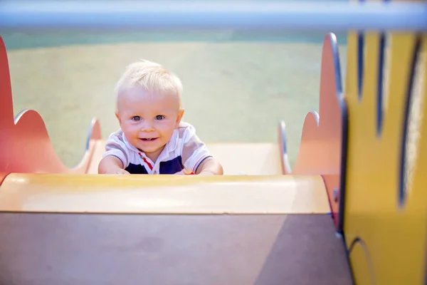 Lilla Pojke Spelar Lekplats Solnedgången Summertime — Stockfoto